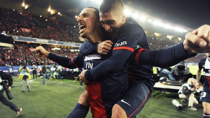 Zlatan Ibrahimovic, l'attaquant du PSG, f&ecirc;te son but contre Lyon le 1er d&eacute;cembre 2013, avec son co&eacute;quipier Marco Verratti sur les &eacute;paules.&nbsp; (JEAN MARIE HERVIO / DPPI MEDIA / AFP)