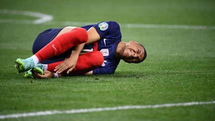 Kylian Mbappé à terre, lors du huitième de finale face à la Suisse, le 28 juin 2021. (FRANCK FIFE / AFP)