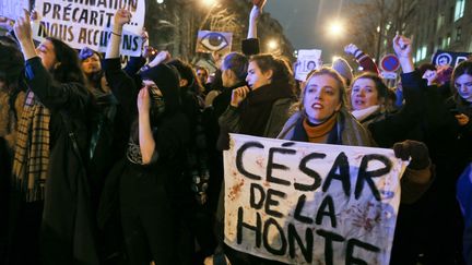 Une manifestante tient une pancarte sur laquelle on peut lire "César de la honte", devant la salle Pleyel où s'est tenue la 45e cérémonie des César, à Paris, le 28 février 2020.&nbsp; (MICHEL STOUPAK / NURPHOTO / AFP)