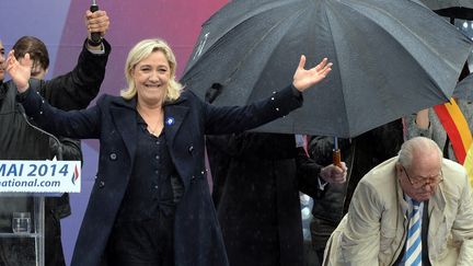 Marine Le Pen&nbsp;aux c&ocirc;t&eacute;s de son p&egrave;re, le 1er mai 2014 au d&eacute;fil&eacute; du FN. (PIERRE ANDRIEU / AFP)