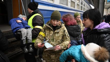 Des réfugiés embarquent dans un train qui s'apprête à quitter la gare de Lviv, dans l'ouest de l'Ukraine, en direction de la Pologne, le 3 mars 2022.&nbsp; (DANIEL LEAL / AFP)