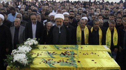 Militants et sympathisants du mouvement chiite libanais pro-iranien du Hezbollah dans la banlieue sud de Beyrouth, le 5 novembre 2016, aux obsèques de trois combattants morts sur le front syrien en soutenant l'armée de Bachar al-Assad. (Stringer/AFP)