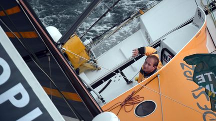 Le skipper S&eacute;bastien Rogues pose sur son Class40 GDF Suez, le 2 novembre 2014, au d&eacute;part de la Route du rhum.&nbsp; (DAMIEN MEYER / AFP)