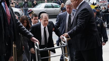 L'ancien producteur de cinéma Harvey Weinstein arrive à son procès pour viols et agressions sexuelles à New York (Etats-Unis), le 6 janvier 2020. (TIMOTHY A. CLARY / AFP)