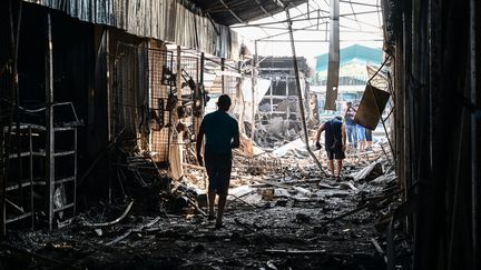 Le marché central de Sloviansk (Ukraine), dévasté par une attaque, le 6 juillet 2022.&nbsp; (MIGUEL MEDINA / AFP)