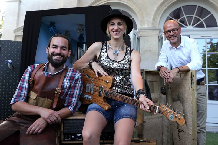 Gildas Vaugrenard (à gauche) a fabriqué avec Thierry Doreau (à droite) la guitare du concert de Gaelle Buswel.
 (Renaud Joubert / MAX PPP)