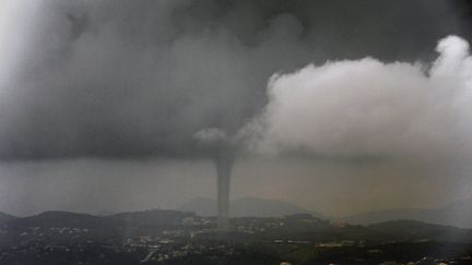 Une tornade survole la ville de Nice en juin 2013. (VALERY HACHE / AFP)