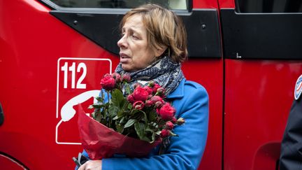 D&egrave;s mercredi en d&eacute;but apr&egrave;s-midi, les premiers gestes de soutien : telle cette femme portant des robes roses devant le si&egrave;ge de Charlie Hebdo. (CITIZENSIDE/YANN KORBI / AFP)