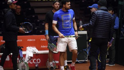 Jo-Wilfried Tsonga et Lucas Pouille pour leurs premiers pas sur la terre battue de Villeneuve-d'Ascq pour la finale de Coupe Davis 2018 (FRANCOIS LO PRESTI / AFP)