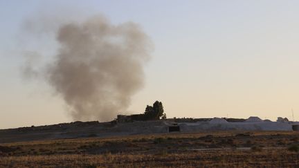 Des combats entre les peshmergas kurdes et les combattants de l'Etat islamique, le 9 ao&ucirc;t, dans la r&eacute;gion de Mossoul, dans le nord de l'Irak. (FERIQ FEREC / ANADOLU AGENCY / AFP)