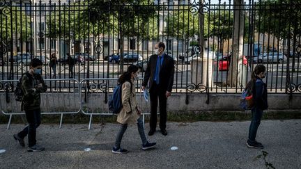 Des élèves d'un collège de Lyon (Rhône) retournent dans leur établissement après le déconfinement, le 18 mai 2020. (JEFF PACHOUD / AFP)