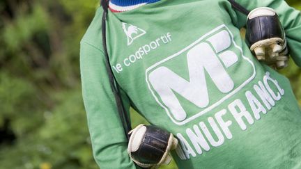 Un enfant portant un ancien maillot de l'AS Saint-Etienne. (SEBASTIEN JARRY / MAXPPP)