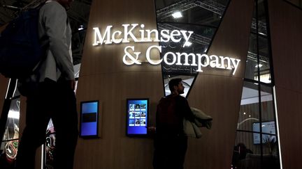 Des visiteurs passent devant la société américaine de conseil McKinsey & Company, lors du Mobile World Congress (MWC), à Barcelone (Espagne), le 28 février 2023. (THOMAS COEX / AFP)