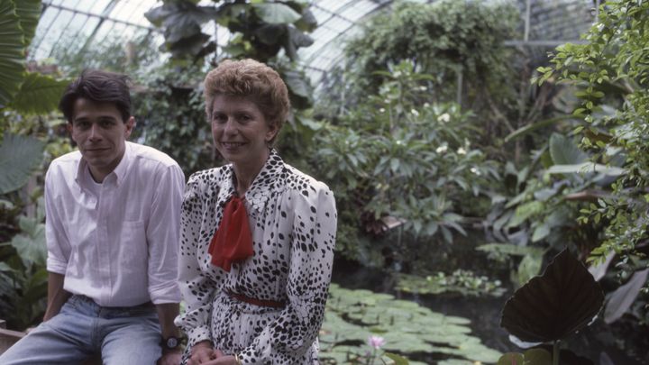 L'historienne et son fils écrivain Emmanuel Carrère, à Paris, en 1986. (MICHELINE PELLETIER / GAMMA-RAPHO)