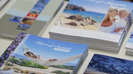 Des catalogues Pierre &amp; Vacances. (THOMAS PADILLA / MAXPPP)