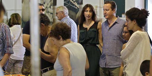 David et Samantha Cameron au marché d'Aljezur dans l'Algarve (sud du Portugal) le 26-7-2013. (Reuters - Armando Franca - pool)