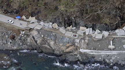 Une route enti&egrave;rement d&eacute;truite par le passage du typhon Haiyan, pr&egrave;s de Guiuan (Philippines), le 11 novembre 2013. ( MAXPPP)