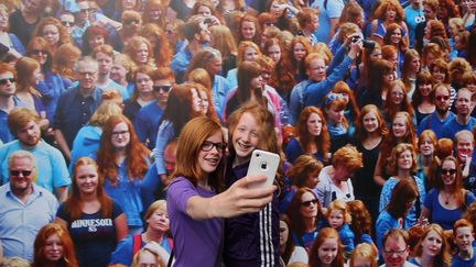 Deux jeunes filles rousses font un selfie alors qu'elles participent au "Roodharigendag", un rassemblement annuel de roux &agrave; Breda (Pays-Bas), le 7 septembre 2014. (MAXPPP)