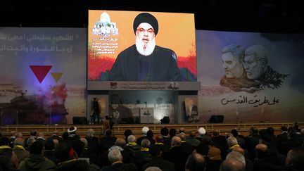 Le chef du Hezbollah, Hassan Nasrallah, s'exprime dans un discours retransmis à la télévision libanaise, le 3 janvier 2024. (ANWAR AMRO / AFP)