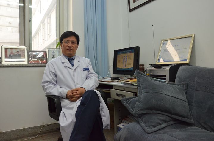 Le docteur Zhi Xiuyi, le 14 janvier 2014, &agrave; l'h&ocirc;pital Xuanwu de P&eacute;kin (Chine). (THOMAS BAIETTO / FRANCETV INFO)