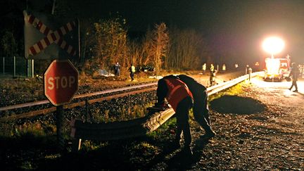 A Chessy pr&egrave;s de Lyon (Rh&ocirc;ne), une voiture s'est fait encastrer par un train &agrave; un passage &agrave; niveau faisant 4 morts, dimanche 4 d&eacute;cembre 2011. (STEPHANE GUIOCHON / MAXPPP)