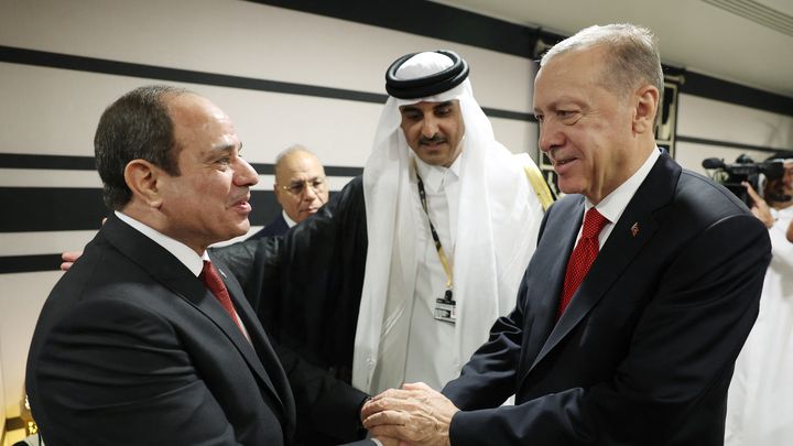 Le président turc Recep Tayyip Erdogan (à droite) serre la main du président égyptien Abdel Fattah el-Sissi sous les yeux de l'émir qatari Sheikh Tamim bin Hamad al-Thani à l'occasion de la cérémonie d'ouverture de la Coupe du Monde de la FIFA 2022 à Doha, au Qatar, le 20 novembre 2022. (HANDOUT / PRESS OFFICE OF THE PRESIDENCY O)