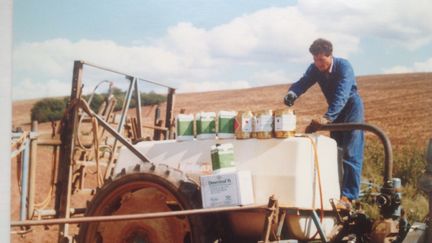 L'agriculteur Dominique Marchal en train de préparer le mélange à pulvériser sur ses champs, en août 1988.&nbsp; (DOMINIQUE MARCHAL)