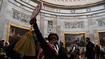 Une protestante lors de l'assaut du Capitole, le 6 janvier 2021 à Washington aux Etats-Unis. (SAUL LOEB / AFP)