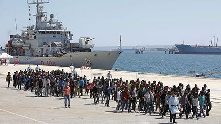 &nbsp; (Des migrants sont débarqués du bateau Vega de la marine italienne, dans le port d'Augusta, en Sicile, lundi 4 mai © REUTERS/Antonio Parrinello)