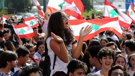 Des étudiants libanais manifestent devant le ministère de l'Éducation à Beyrouth, le 7 novembre 2019. (ANWAR AMRO / AFP)