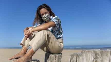 Une jeune fille masquée sur une plage.
 (LEYLA VIDAL / MAXPPP)