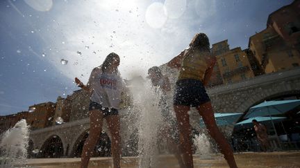 Rien de mieux que les jets d'eau pour se rafraîchir, comme ici, à Menton.&nbsp; (JEAN FRANCOIS OTTONELLO / MAXPPP)