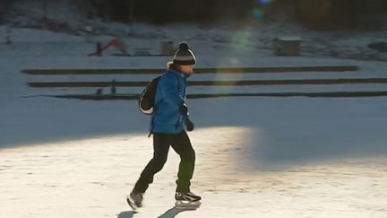 Un patineur sur le lac de Lamoura (Jura). (FRANCE 3)