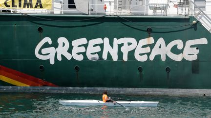 Le "Rainbow Warrior", bateau emblématique de Greenpeace, le 5 juillet 2019 à Barcelone (Espagne) (PAU BARRENA / AFP)