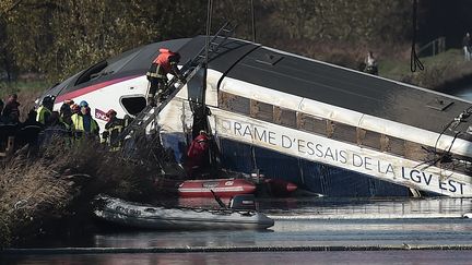 Des équipes de secours interviennent au lendemain du déraillement d'un train à  Eckwersheim, près de Strasbourg, le 14 novembre 2015. (FREDERICK FLORIN / AFP)