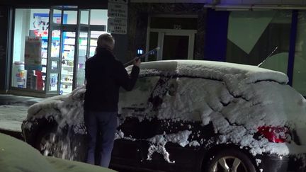 La neige est tombée en abondance dans la Loire, durant la nuit du dimanche 28 au lundi 29 novembre. Les équipes de France Télévisions sont rendues sur place.&nbsp; (CAPTURE ECRAN FRANCE 2)