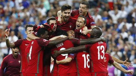 L'équipe du Portugal célèbre sa victoire au Stade de France (Seine-Saint-Denis), le 10 juillet 2016.&nbsp; (REUTERS)