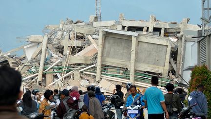 Un immeuble effondré à Palu, en Indonésie, après le séisme et le tsunami du 28 septembre 2018. (MUHAMMAD RIFKI / AFP)