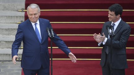 L'ancien Premier ministre, Jean-Marc Ayrault, et le nouveau&nbsp;Premier ministre,&nbsp;Manuel Valls, &agrave; Matignon, le 1er avril 2014. (LIONEL BONAVENTURE / AFP)