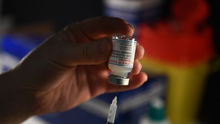 Une infirmière&nbsp;prélève le vaccin Moderna contre le Covid-19 à l'aide d'une seringue dans un centre de vaccination de Garlan (Finistère), lundi 13 décembre 2021. (FRED TANNEAU / AFP)