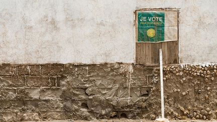 Située sur la presqu’île du Cap-Vert, la capitale, où se concentrent plus de 3 millions d’habitants et 50% des unités industrielles du pays, s’asphyxie. Pour remédier à cette situation, l’Etat a décidé d’investir 700 milliards de francs CFA (1 milliard d’euros) et de développer un nouveau pôle urbain, Diamniadio, à une trentaine de kilomètres de Dakar.
 
 
 (Nathalie Guironnet)