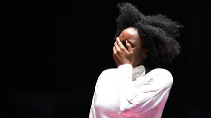 La Française Lauren Rembi après son combat perdu pour la médaille de bronze de l'épée individuelle des JO, le 6 août 2016, à Rio de Janeiro (Brésil). (KIRILL KUDRYAVTSEV / AFP)