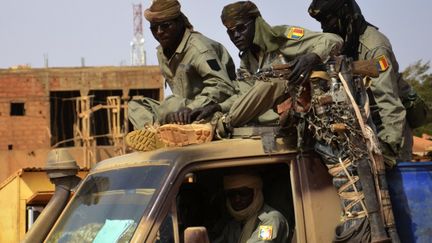 Des soldats tchadiens quittent&nbsp;Niamey (Niger) pour la fronti&egrave;re malienne, le 26 janvier 2013.&nbsp; (BOUREIMA HAMA / AFP)