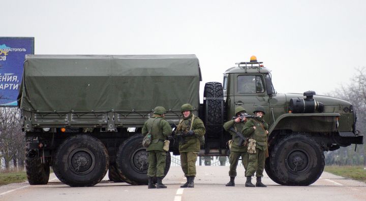 Des soldats, identifi&eacute;s comme russes par le ministre de l'Int&eacute;rieur ukrainien, bloquent une route allant &agrave; l'a&eacute;roport de S&eacute;bastopol, le 28 f&eacute;vrier 2014 en Ukraine.&nbsp; (VASILIY BATANOV / AFP)