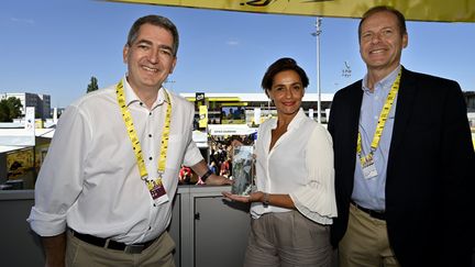 Sabryna Keller, président des associations "Femmes de foot" et "Femmes de tennis", marraine du prix de la Combativité du Tour de France femmes, en compagnie de Christian Prudhomme, le directeur du Tour de France, le 8 juillet 2022. (Alexandre MARCHI / L'EST REPUBLICAIN via MAXPP)