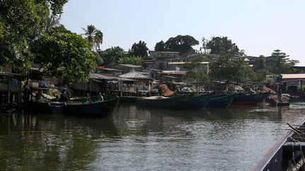 A la fois lieux de vie, ports de déchargement de la pêche, chantiers navals et zones de transformation du poisson... les pêcheurs ont besoin de ces villages posés le long du fleuve à la périphérie de Libreville.
 (Steve Jordan/AFP)