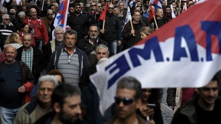 Les manifestants sont dans les rue d'Athènes pour une journée de grève générale, le 14 décembre 2017. (ARIS MESSINIS / AFP)