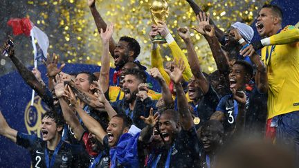 Les Bleus célèbrent leur victoire en finale de la Coupe du monde face à la Croatie (4-2), à Moscou le 15 juillet 2018. (KIRILL KUDRYAVTSEV / AFP)