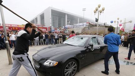 Destruction en public d'une Maserati (Stringer/China/Reuters)