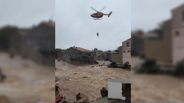 Hélitreuillage dans le village de Villegailhenc dans l'Aude. (RADIO FRANCE / FRANCEINFO / ALAIN GASTAL)